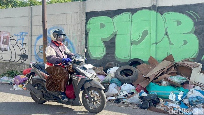 Sampah menumpuk dipinggir Jalan Gubeng Surabaya