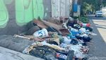 Duh! Sampah Menumpuk di Tepi Jalan Surabaya