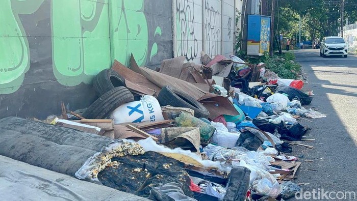 Sampah menumpuk dipinggir Jalan Gubeng Surabaya