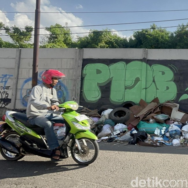 Duh! Sampah Menumpuk di Tepi Jalan Surabaya