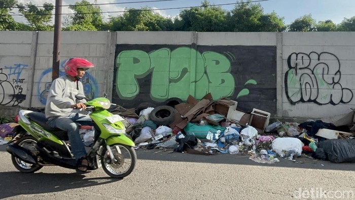 Sampah menumpuk dipinggir Jalan Gubeng Surabaya