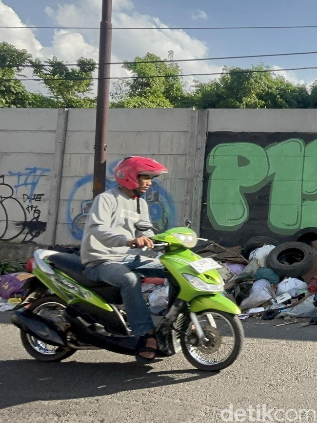Duh! Sampah Menumpuk di Tepi Jalan Surabaya