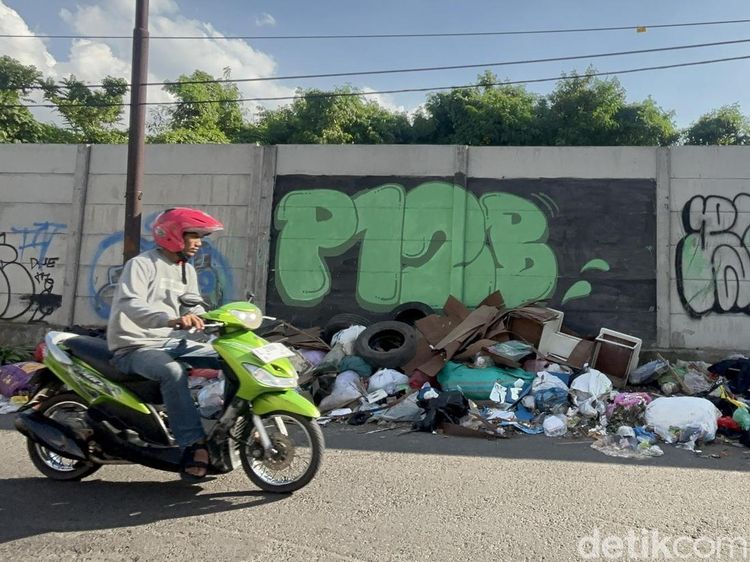 Duh! Sampah Menumpuk di Tepi Jalan Surabaya