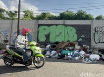 Duh! Sampah Menumpuk di Tepi Jalan Surabaya