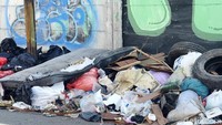 Pantauan detikJatim, tumpukan sampah itu terlihat memanjang beberapa meter. Sampah rumah tangga seperti limbah sayur dan bekas makanan nampak terbungkus kresek plastik.
