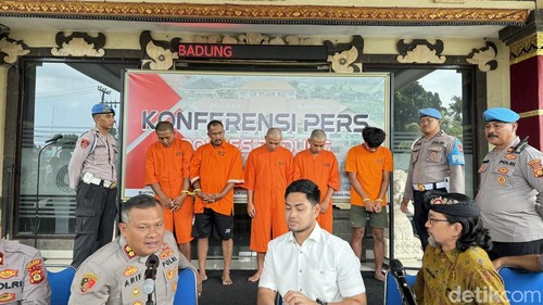 Satu keluarga pencuri traktor dihadirkan dalam konferensi pers di Mapolda Badung, Rabu (17/12/2025).