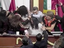 Video: Keributan di Parlemen Meksiko, Anggota Dewan Jambak-jambakan