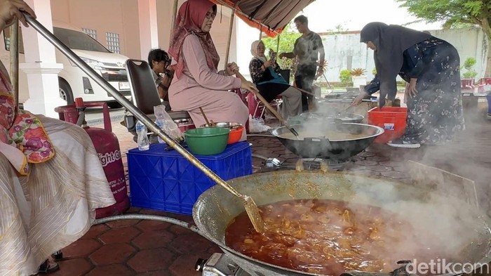 Warga Sumbar Siapkan 2 Ton Rendang untuk Korban Bencana di Aceh-Sumut