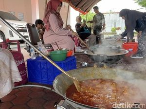 Video: Emak-emak Masak Rendang Nonstop Demi Korban Bencana Sumatera