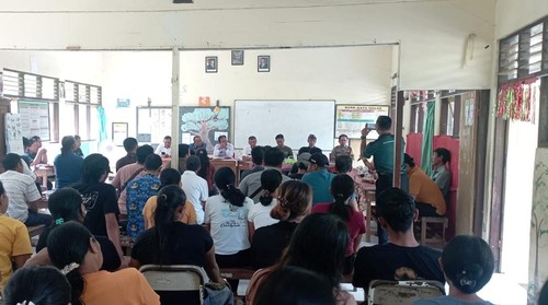 Sejumlah wali murid yang menghadiri acara sosialisasi rencana regrouping SDN 5 Batuagung ke SDN 3 Batuagung, Kabupaten Jembrana, Bali, Rabu (17/12/2025). (Istimewa)