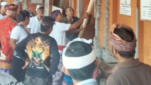 Sejumlah warga menyegel Kantor Perbekel Desa Sudaji, Kecamatan Sawan, Kabupaten Buleleng, Bali, pada Selasa (16/12/2025). (Foto: Dok. Polres Buleleng)