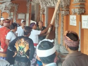 Warga Sudaji Buleleng Segel Kantor Perbekel Buntut Dugaan Korupsi Dana Desa