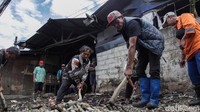 Sampah sempat menggunung di Pasar Cimanggis. Penambalan bertujuan supaya permukaan TPS tidak amblas akibat pengangkutan sampah oleh ekskavator.   