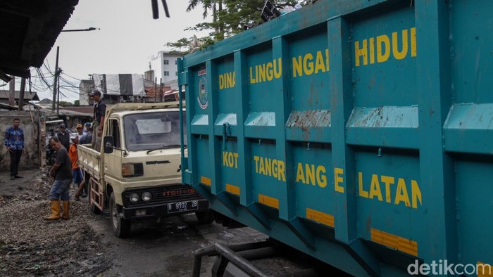 Sampah yang menggunung di Pasar Cimanggis, Ciputat, Tangsel, sudah diangkut berdasarkan pantauan hari Rabu (17/12/2025). Pekerja kini menambal permukaan di TPS.
