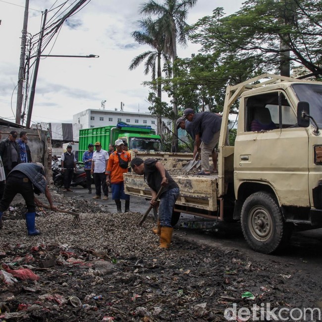 Sempat Menggunung, Sampah Pasar Cimanggis Tangsel Diangkut