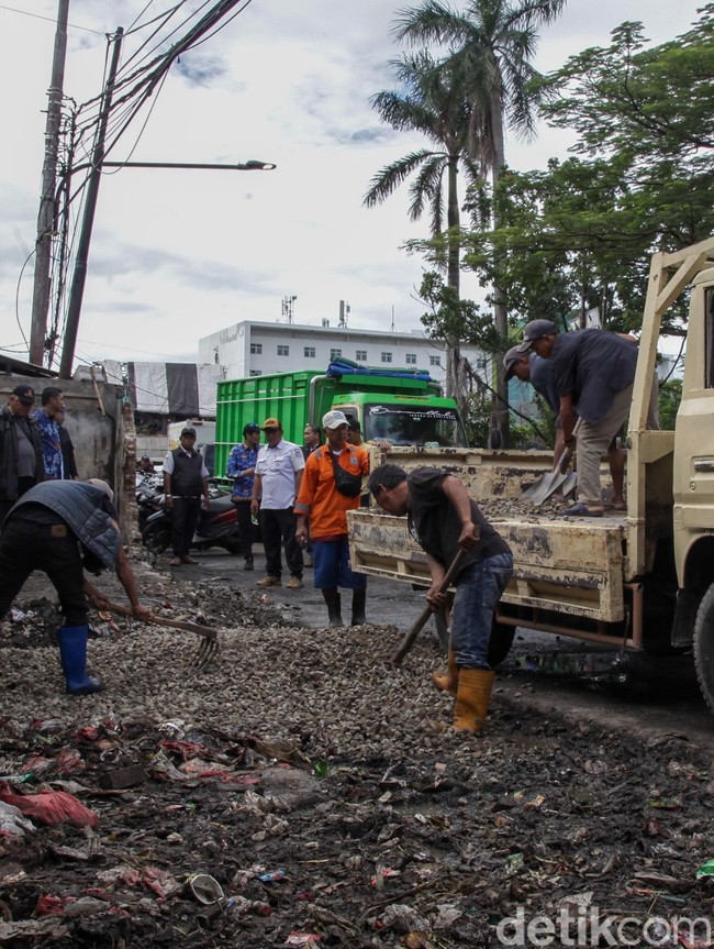 Sempat Menggunung, Sampah Pasar Cimanggis Tangsel Diangkut