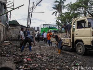Sempat Menggunung, Sampah Pasar Cimanggis Tangsel Diangkut