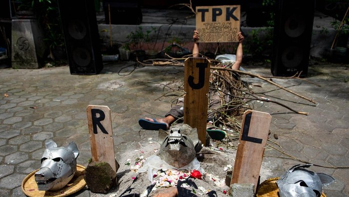 Seniman yang tergabung dalam Barudak Bubat Coret menampilkan pertunjukan seni dan teatrikal saat melakukan aksi Taman Pemakaman Koruptor di depan Kebun Binatang, Bandung, Jawa Barat, Rabu (17/12/2025). Aksi tersebut sebagai bentuk respons dan kritik publik terhadap maraknya praktik koruptif dan keserakahan terhadap eksploitasi alam yang terjadi di Indonesia serta kritik terhadap tata kelola di Kebun Binatang Bandung yang dianggap mengalami kegagalan konservasi. ANTARA FOTO/Novrian Arbi
