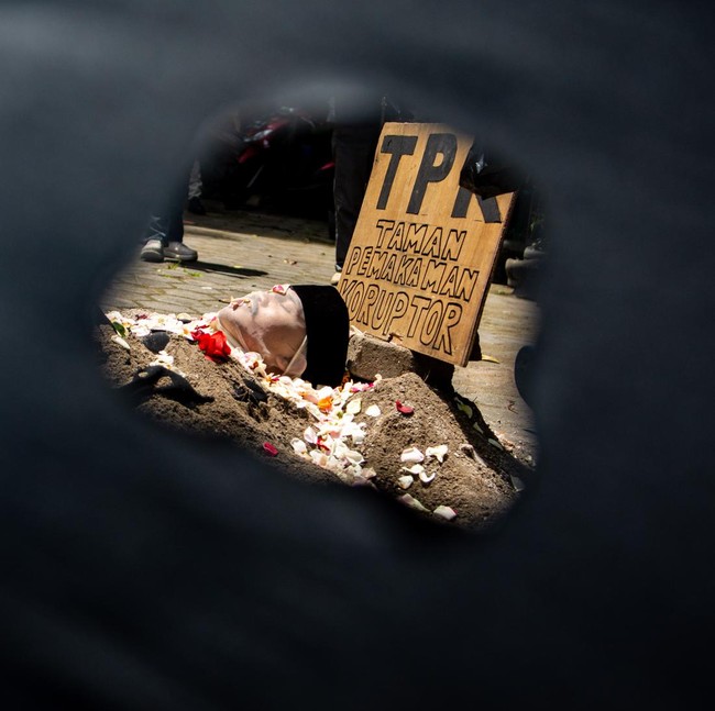 Seniman Bandung Gelar Aksi Seni Taman Pemakaman Koruptor