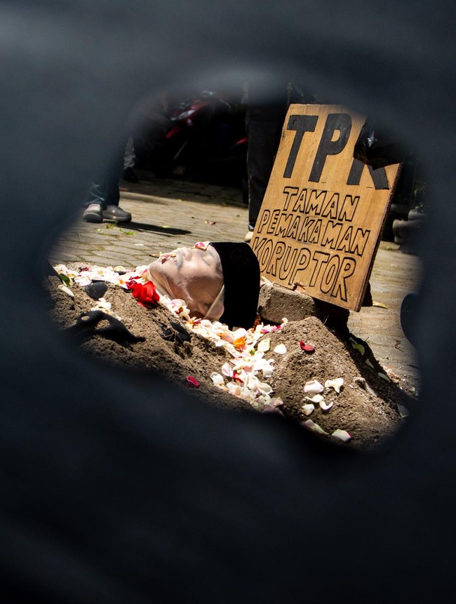 Seniman Bandung Gelar Aksi Seni Taman Pemakaman Koruptor