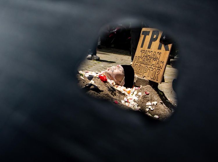 Seniman Bandung Gelar Aksi Seni Taman Pemakaman Koruptor