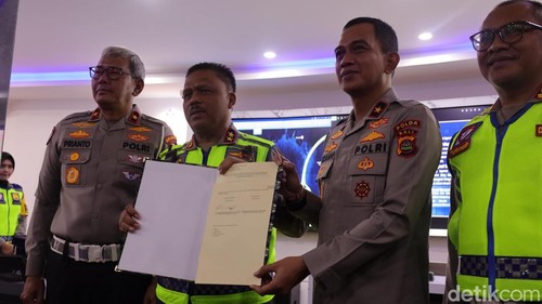 Serah terima berita acara SCRSP oleh Kakorlantas Polri Irjen Agus Suryonugroho di kantor Ditlantas Polda Bali, Rabu (17/12/2025). (Foto: Aryo Mahendro/detikBali)