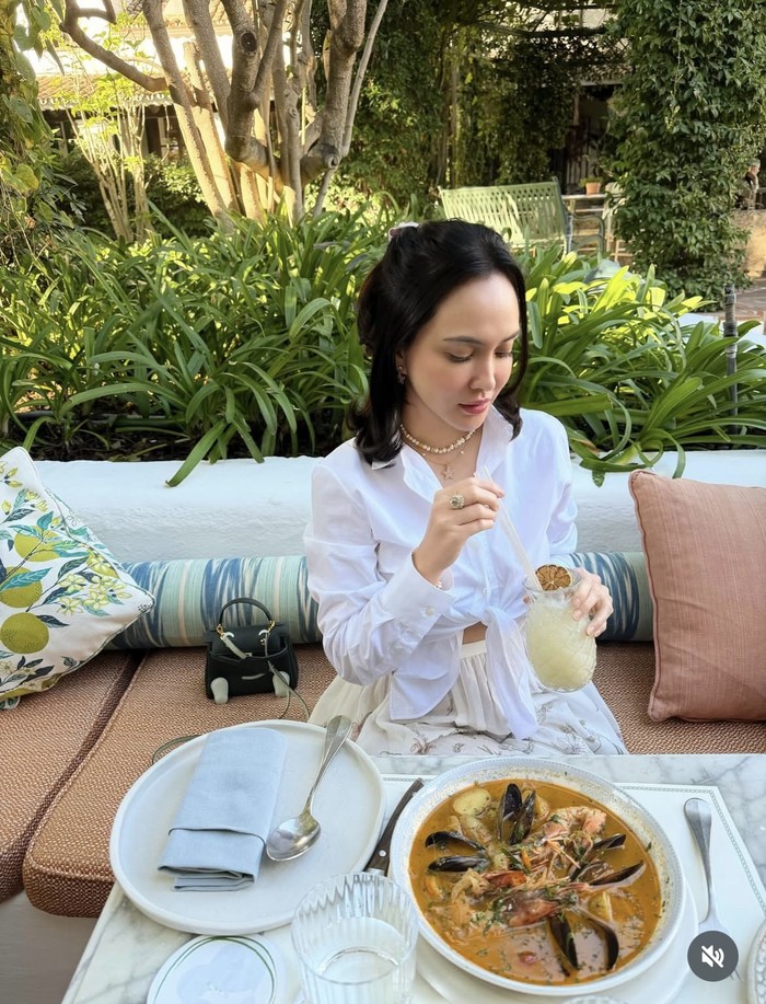 Shandy Aulia Liburan Mewah di Spanyol, Makan Steak hingga Caviar