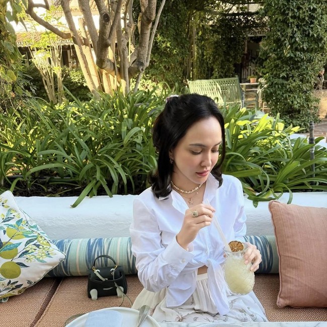 Shandy Aulia Liburan Mewah di Spanyol, Makan Steak hingga Caviar