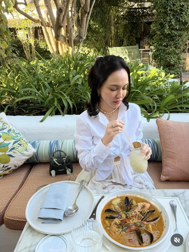 Shandy Aulia Liburan Mewah di Spanyol, Makan Steak hingga Caviar