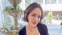 Selain di Spanyol, Shandy Aulia juga sempat membagikan momen saat liburan ke Korea. Ia sempat mampir ke salah satu restoran untuk menikmati kopi, cake, dan creamy pasta. Foto: Instagram @shandyaulia
