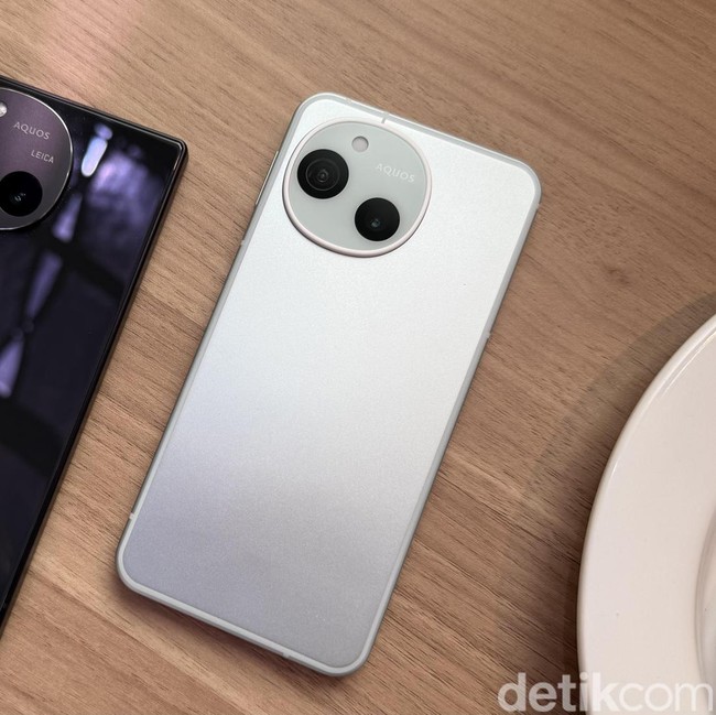 Menggenggam Sharp Aquos R10 dan sense10 yang Serupa Tapi Tak Sama