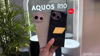 Sharp Aquos R10 hadir dalam dua pilihan warna yaitu Charcoal Black dan Trench Beige. Keduanya memiliki finishing yang glossy. Foto: Virgina Maulita Putri/detikINET