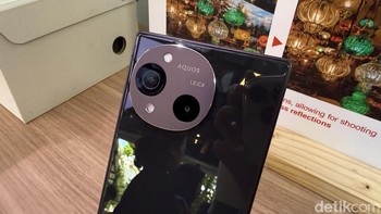 Housing kamera belakangnya dihiasi ukiran nama Leica, menandakan kolaborasi Sharp dengan brand kamera asal Jerman tersebut. Aquos R10 dilengkapi kamera utama 50,3 MP dengan OIS dan kamera ultrawide 50 MP. Foto: Virgina Maulita Putri/detikINET