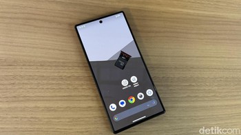 Berbeda dengan ponsel sekelasnya, Aquos R10 masih dilengkapi slot microSD hingga 2TB. Foto: Virgina Maulita Putri/detikINET