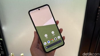 Sharp Aquos sense10 hadir dengan desain lebih compact. Layarnya menggunakan panel Pro IGZO OLED berukuran 6,1 inch dengan resolusi FHD+ dan tingkat kecerahan hingga 2.000 nits. Foto: Virgina Maulita Putri/detikINET