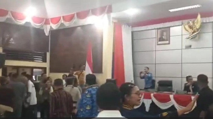Rapat Paripurna Ricuh-Lambang Garuda Kena Lempar, DPRD Ende Salahkan Satpol PP