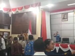 Rapat Paripurna Ricuh-Lambang Garuda Kena Lempar, DPRD Ende Salahkan Satpol PP