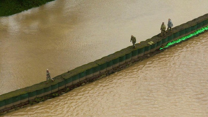 Fenomena sungai atmosfer menerjang wilayah Pasifik Barat Laut Amerika Serikat dan memicu banjir di sejumlah kawasan di negara bagian Washington. Curah hujan tinggi yang terjadi dalam waktu singkat menyebabkan meluapnya Sungai White dan merendam permukiman di wilayah Pacific, Washington, Selasa (16/12/2025). REUTERS/David Ryder