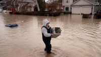 Curah hujan tinggi yang terjadi dalam waktu singkat menyebabkan meluapnya Sungai White dan merendam permukiman di wilayah Pacific, Washington, kemarin. REUTERS/David Ryder