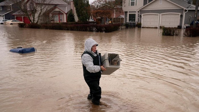 Fenomena sungai atmosfer menerjang wilayah Pasifik Barat Laut Amerika Serikat dan memicu banjir di sejumlah kawasan di negara bagian Washington. Curah hujan tinggi yang terjadi dalam waktu singkat menyebabkan meluapnya Sungai White dan merendam permukiman di wilayah Pacific, Washington, Selasa (16/12/2025). REUTERS/David Ryder