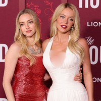 ‘The Housemaid’ turut dibintangi Amanda Seyfried. Di karpet merah, ia pun tak kalah mencuri perhatian dengan gaun anggun mengenakan gaun oranye berkilau rancangan Monse. (Foto: Brianna Bryson/WireImage)