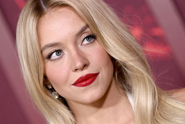 Tak hanya satu tampilan, Sydney juga sempat berganti busana di malam yang sama. Saat sesi pemutaran film, ia tampil dengan gaya serba putih lainnya berupa mini dress strapless berhias aplikasi bunga rancangan Shushu/Tong, dipadukan dengan sepatu hak senada. (Foto: Axelle/Bauer-Griffin/FilmMagic)