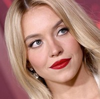 Tak hanya satu tampilan, Sydney juga sempat berganti busana di malam yang sama. Saat sesi pemutaran film, ia tampil dengan gaya serba putih lainnya berupa mini dress strapless berhias aplikasi bunga rancangan Shushu/Tong, dipadukan dengan sepatu hak senada. (Foto: Axelle/Bauer-Griffin/FilmMagic)