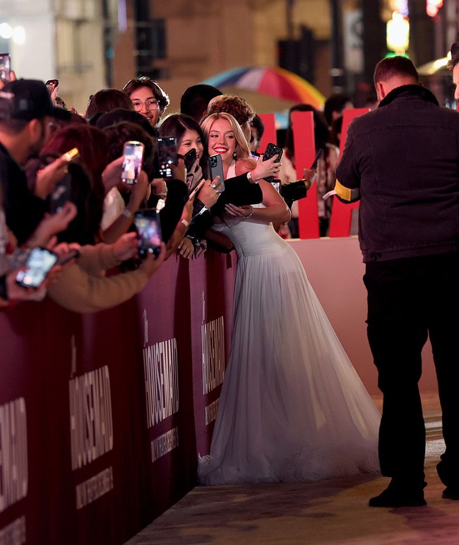 Penampilan berani di karpet merah memang bukan hal baru bagi Sydney Sweeney. Sepanjang tahun ini, ia kerap menjadi sorotan berkat pilihan busananya yang terbilang berani dan statement. Sebelumnya, ia juga tampil mencolok saat mempromosikan film Christy di sejumlah festival film musim gugur lalu. (Foto: Monica Schipper/Getty Images)