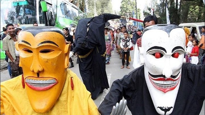 Tari Gundala-gundala: Ritual Pemanggil Hujan dan Sambutan Suku Karo