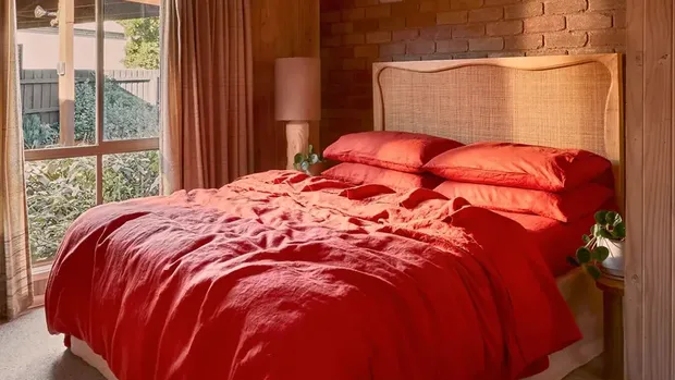 Tempat tidur atau kasur berwarna merah/Bed Threads via Homes and Gardens Tempat tidur atau kasur berwarna merah