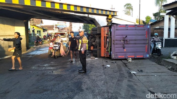 Tersangkut Besi Viaduk Gempol, Truk Terguling Timpa Motor hingga Remuk
