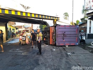 Tersangkut Besi Viaduk Gempol, Truk Terguling Timpa Motor hingga Remuk