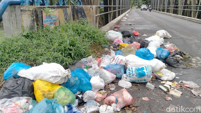 Sampah Menumpuk di Jembatan Payaroba Binjai, Bau Busuk Menyengat