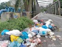 Sampah Menumpuk di Jembatan Payaroba Binjai, Bau Busuk Menyengat